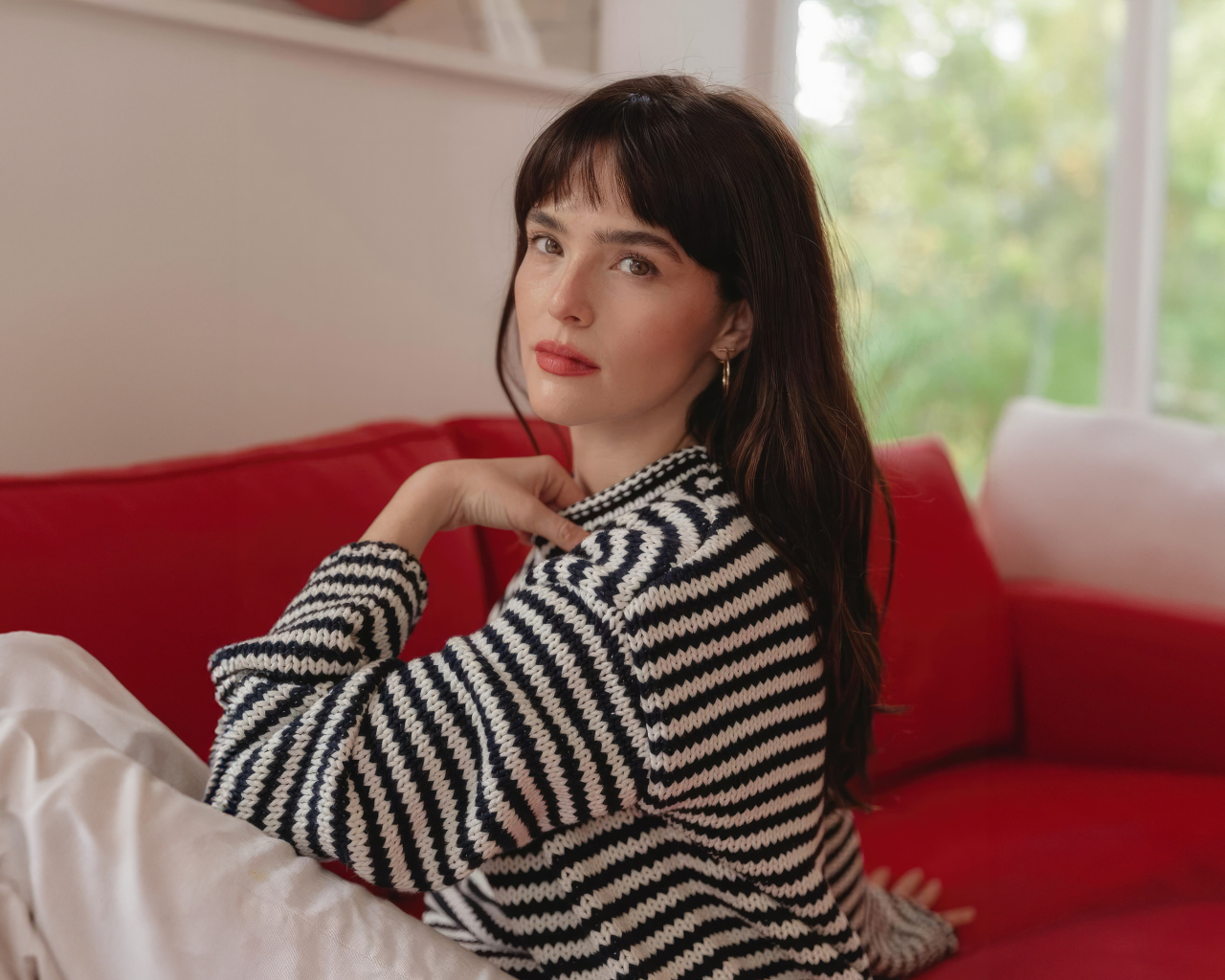 Американская актриса Зои Дойч в полосатом свитере