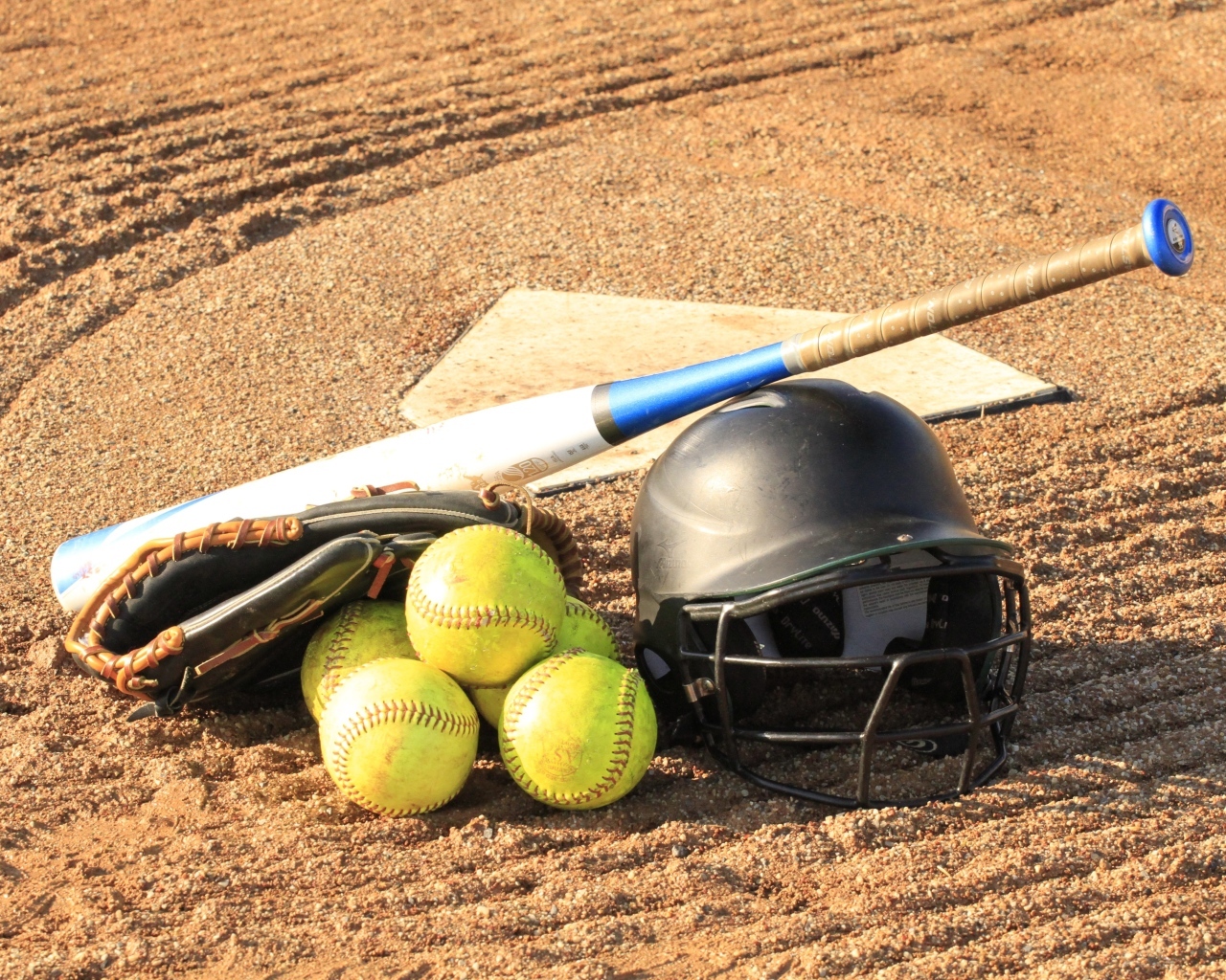 Атрибуты для игры в бейсбол на поле