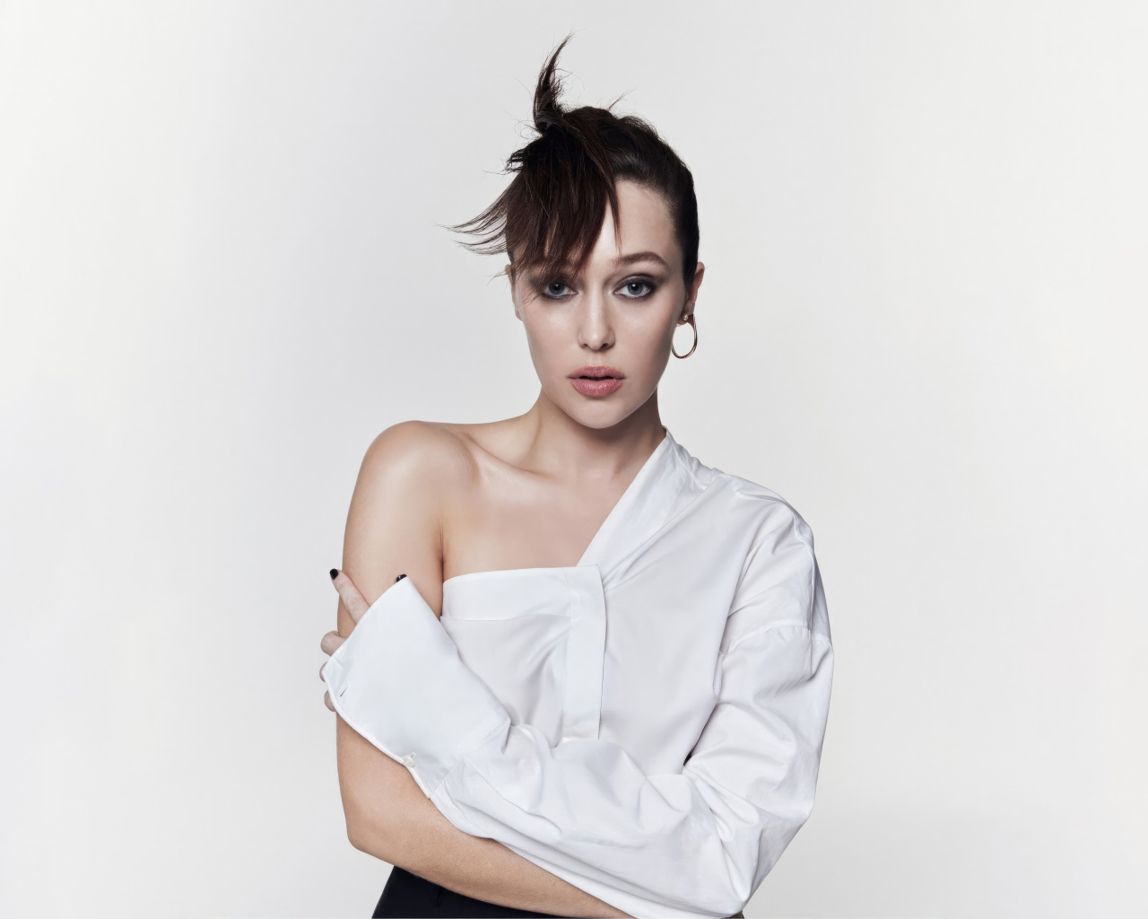 Австралийская актриса Алиша Дебнем-Кэри в белой рубашке