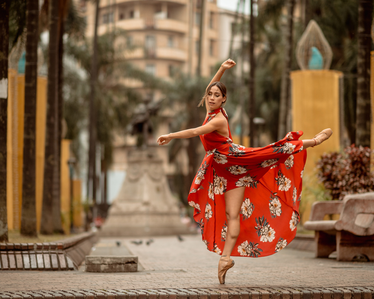 Балерина в красивом платье танцует