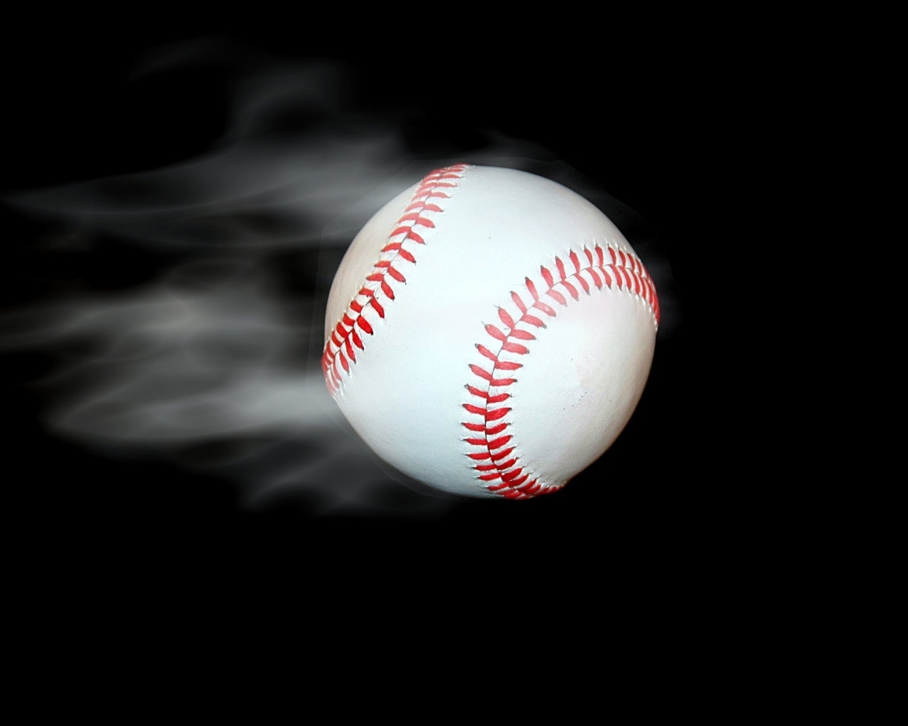 Бейсбольный мяч летит на черном фоне