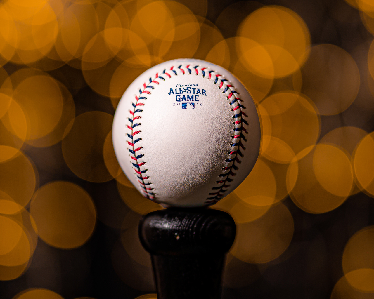 Бейсбольный мяч с битой на фоне бликов