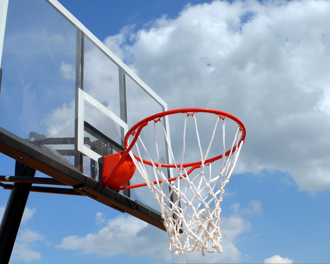 Баскетбольное кольцо на фоне белых облаков