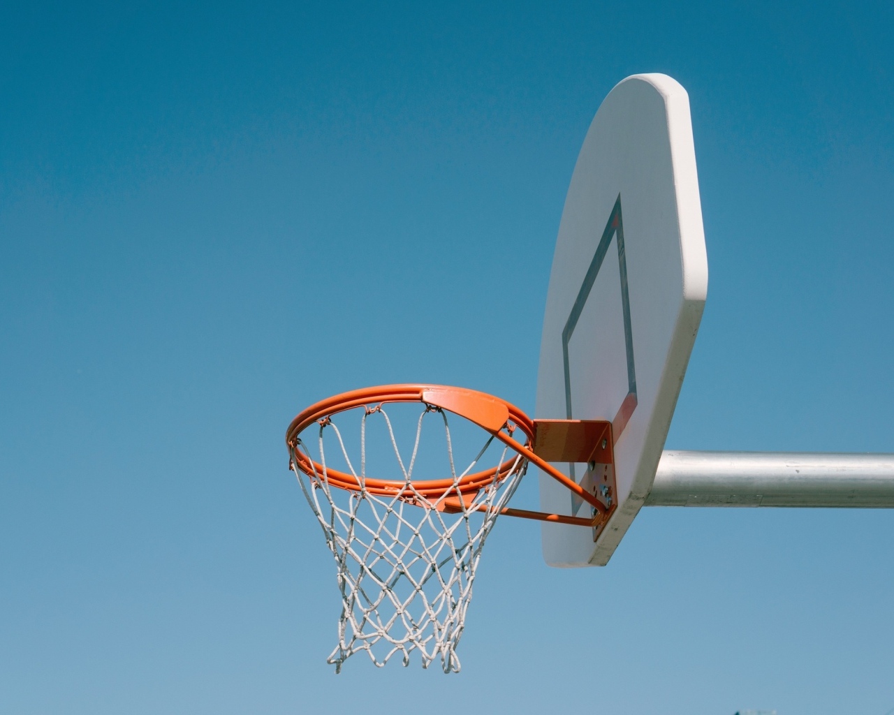 Кольцо для игры в баскетбол на фоне голубого неба