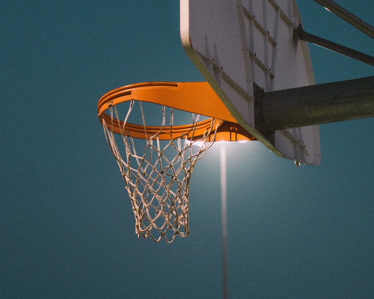 Баскетбольное кольцо в свете фонаря