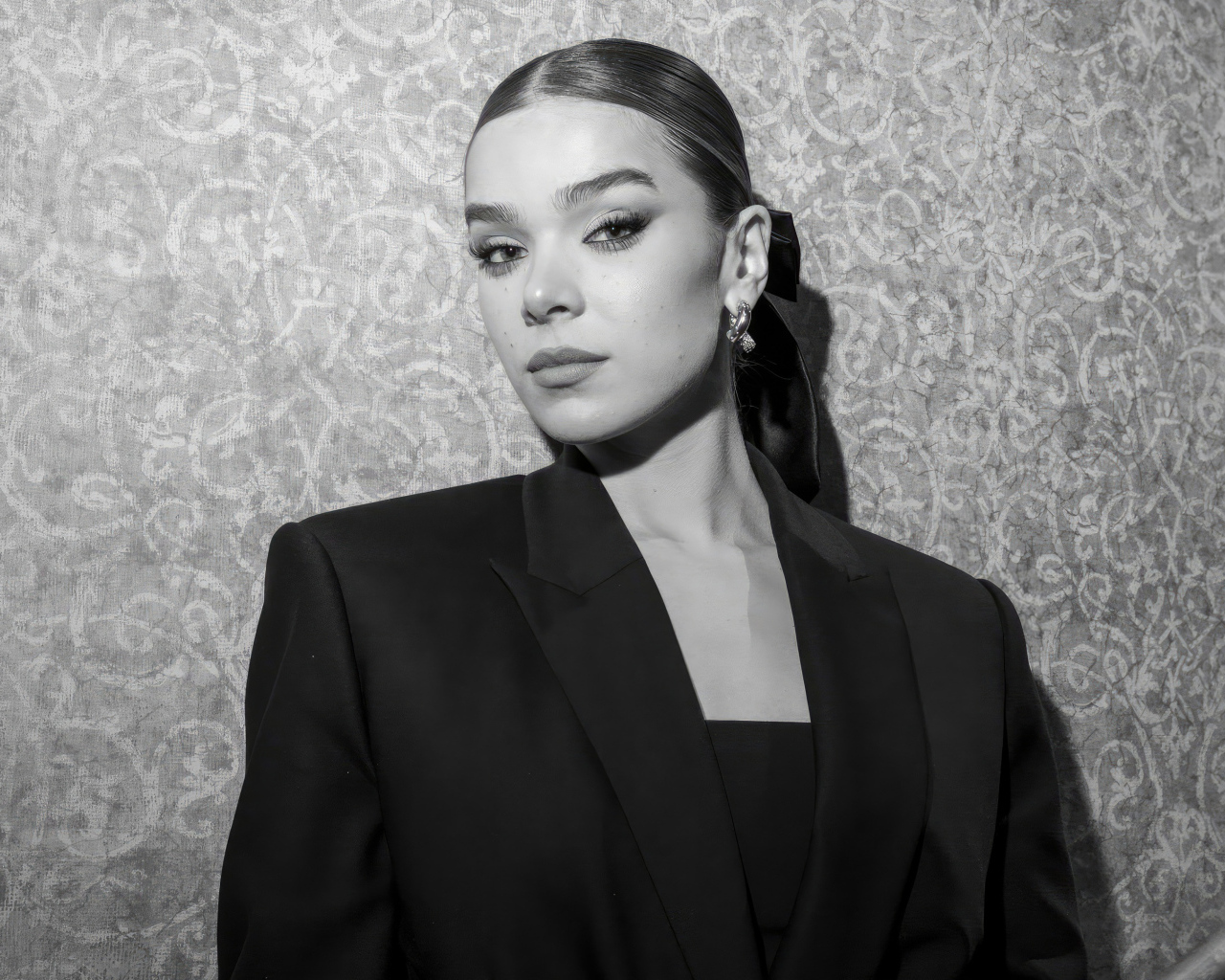 Красивая американская актриса Хейли Стейнфилд в черном костюме