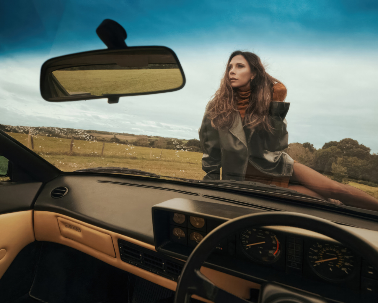 Красивая Виктория Бекхэм сидит на машине