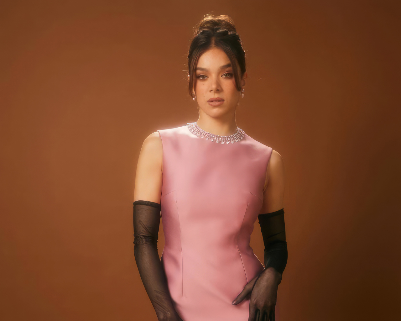 Красивая актриса Хейли Стейнфилд в розовом платье и черных перчатках