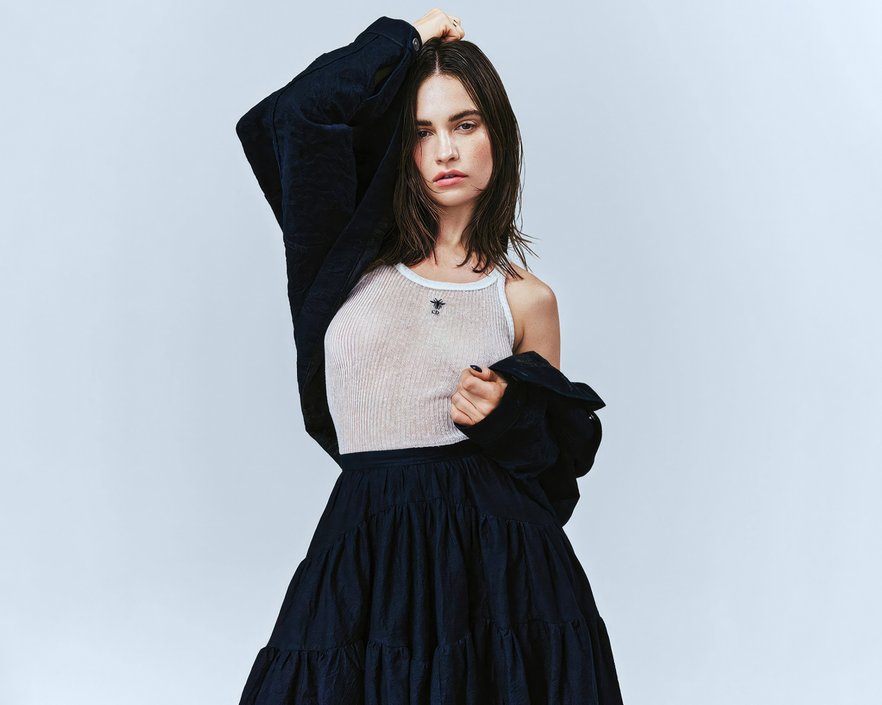 Красивая актриса Лили Джеймс стоит у стены