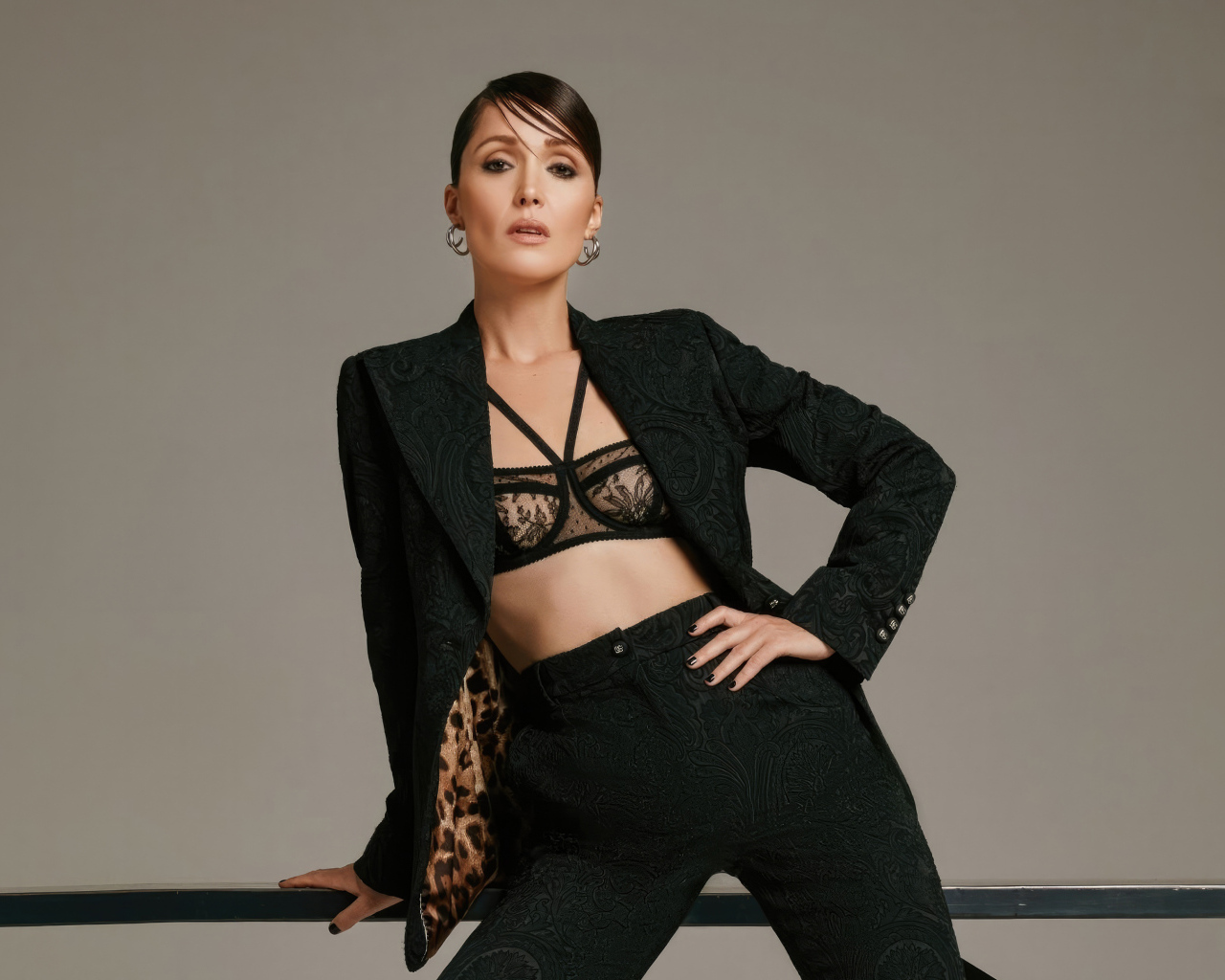 Красивый черный костюм на актрисе Роуз Бёрн