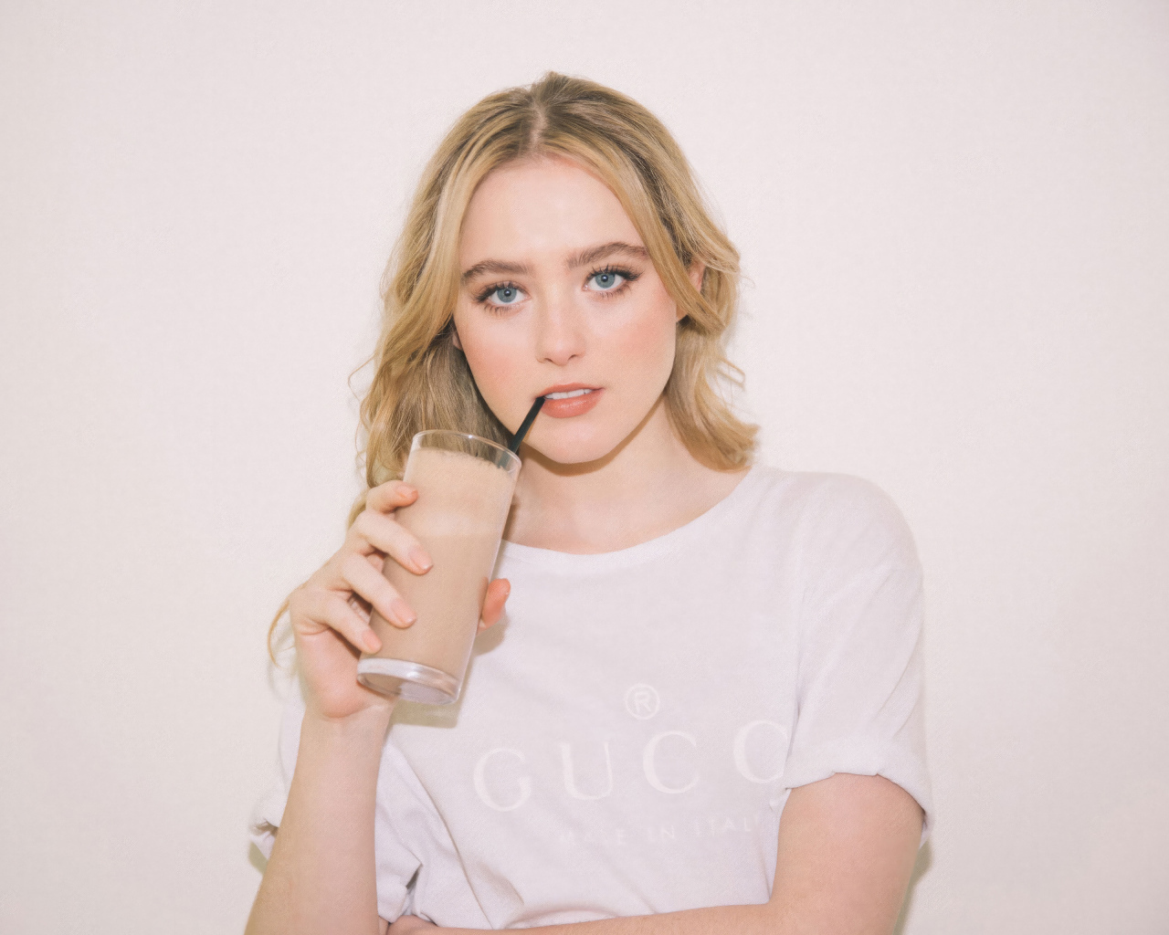 Красивая блондинка Кэтрин Ньютон  с напитком в руках