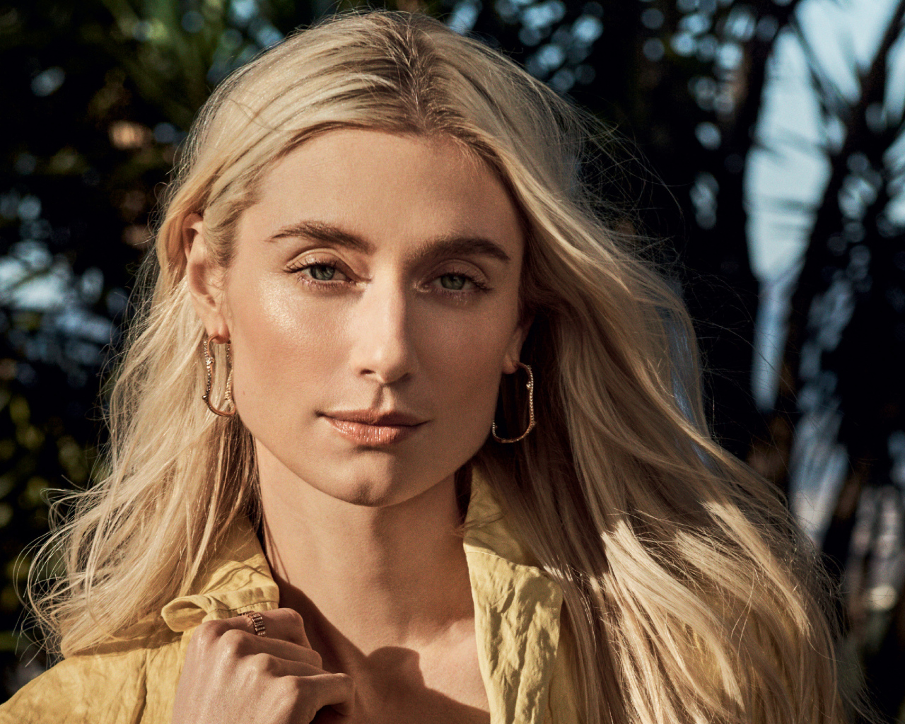 Красивая блондинка актриса Элизабет Дебики