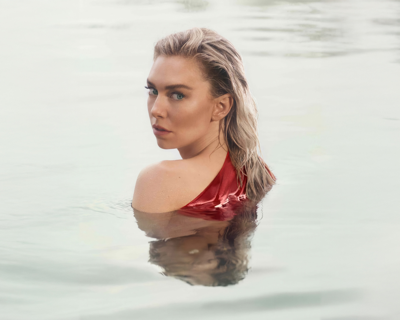 Красивая блондинка актриса Ванесса Кирби в воде