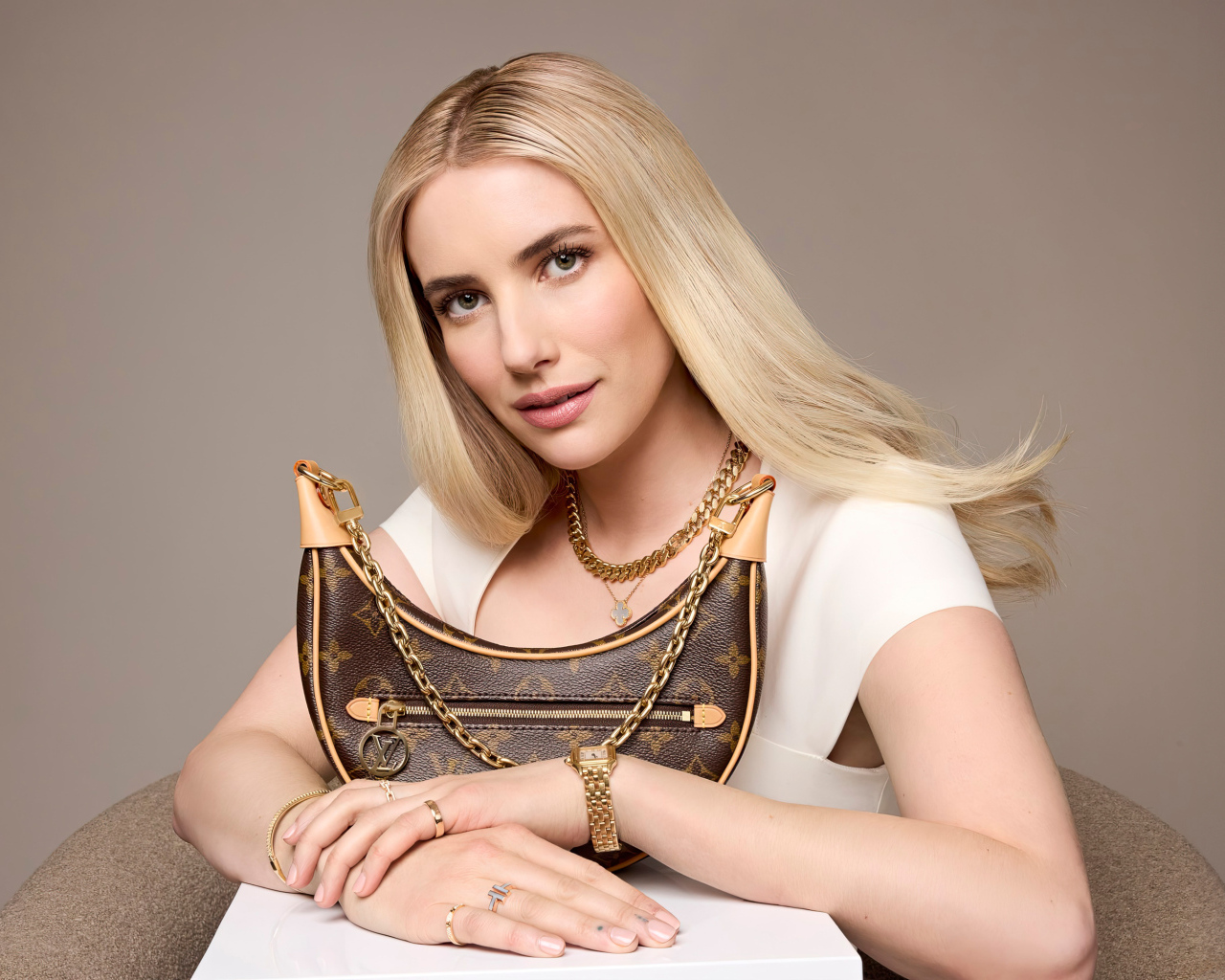 Красивая девушка блондинка, актриса Эмма Робертс с  сумочкой