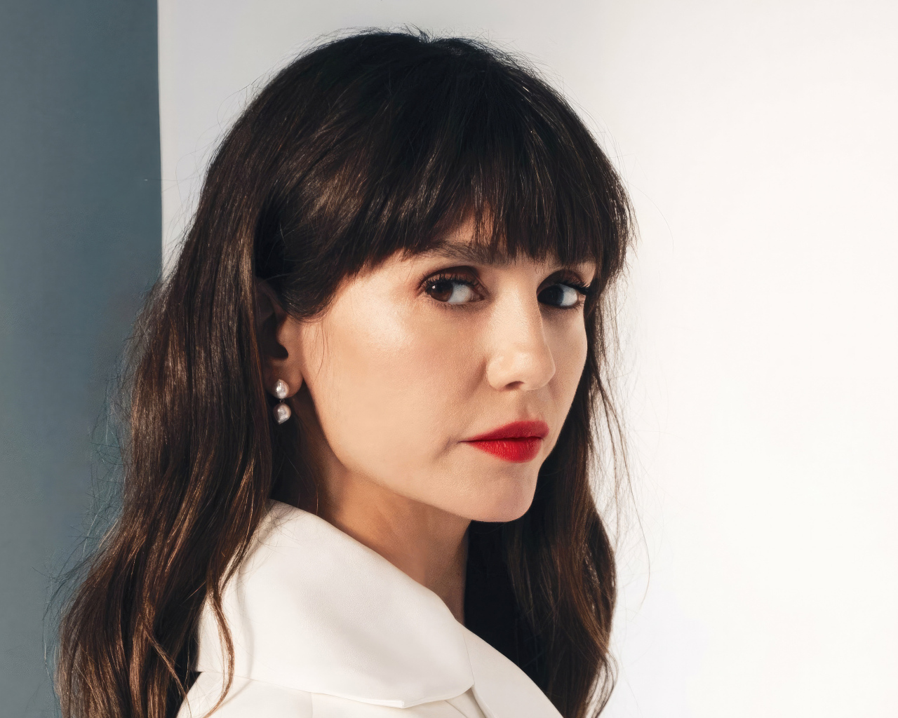 Красивая кареглазая девушка актриса Нина Добрев