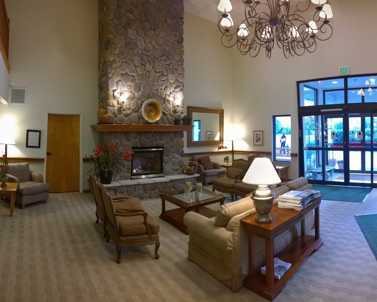 Красивая мебель в гостиной с камином