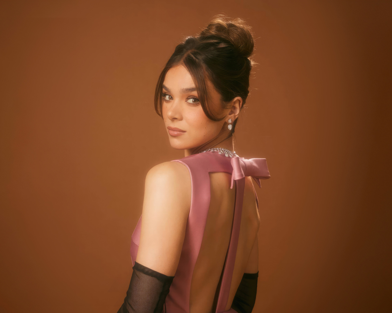 Красивая девушка актриса Хейли Стейнфилд с прической на голове