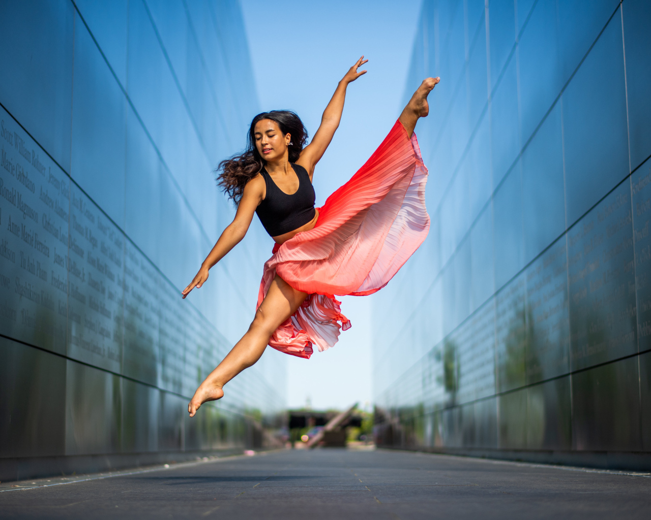 Красивая девушка делает красивый прыжок 