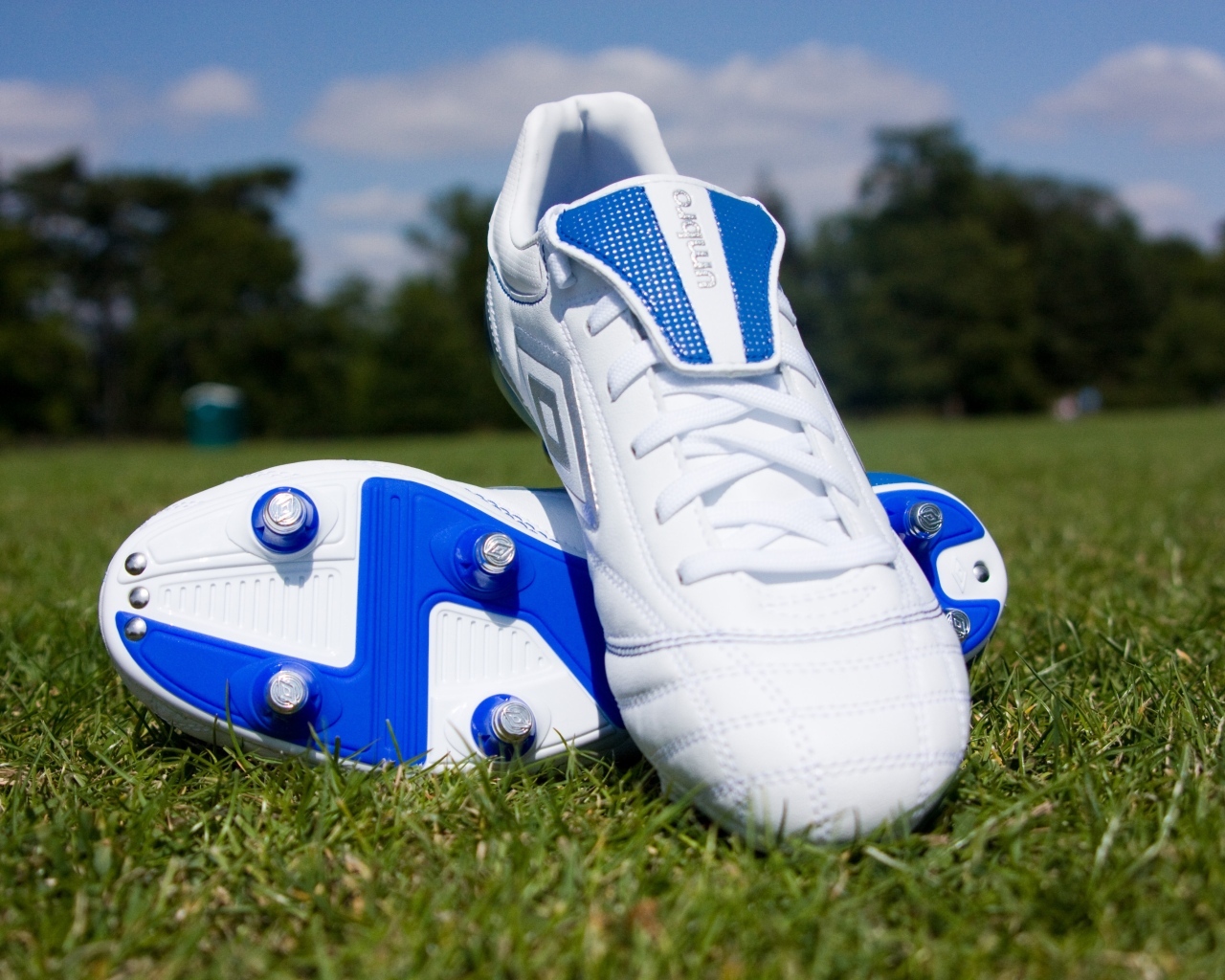 Красивые новые футбольные бутсы на зеленой траве 