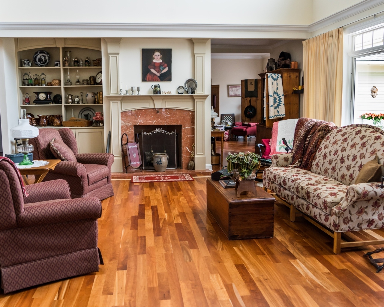 Красивая старая мебель в гостиной