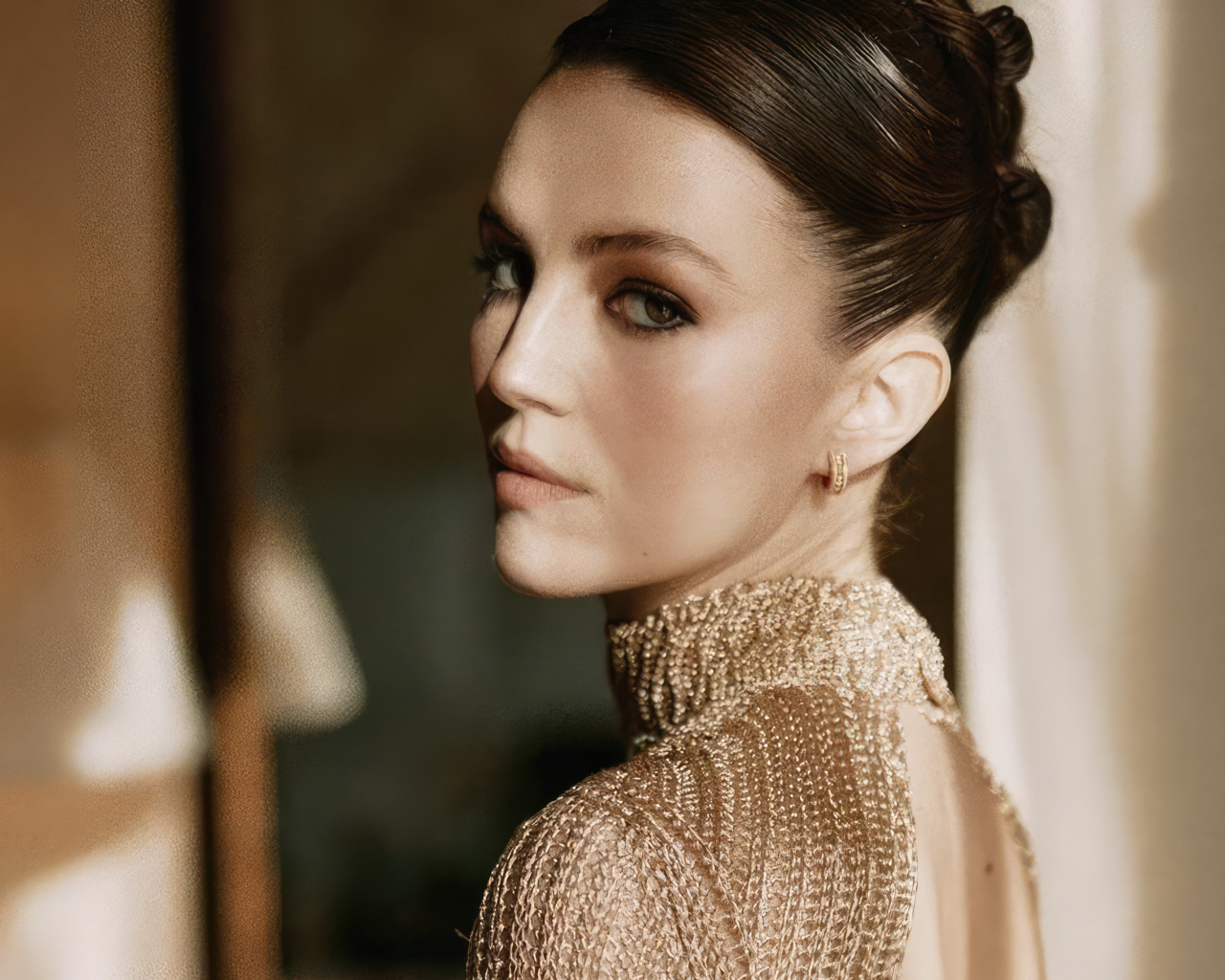 Красивая молодая актриса Элла Хант