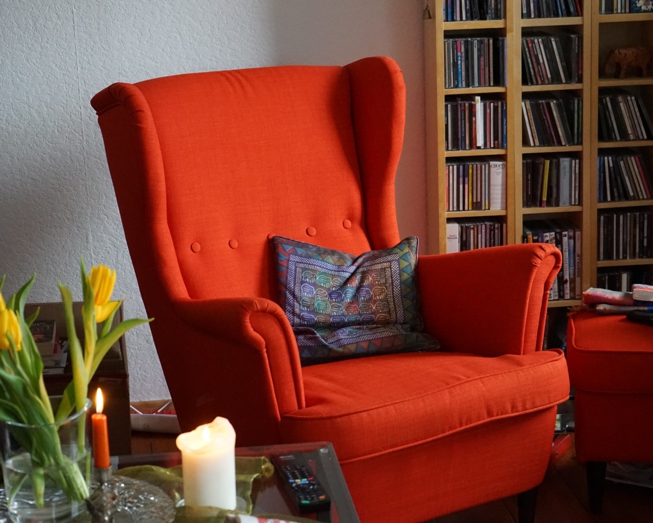 Большое красное кресло в комнате
