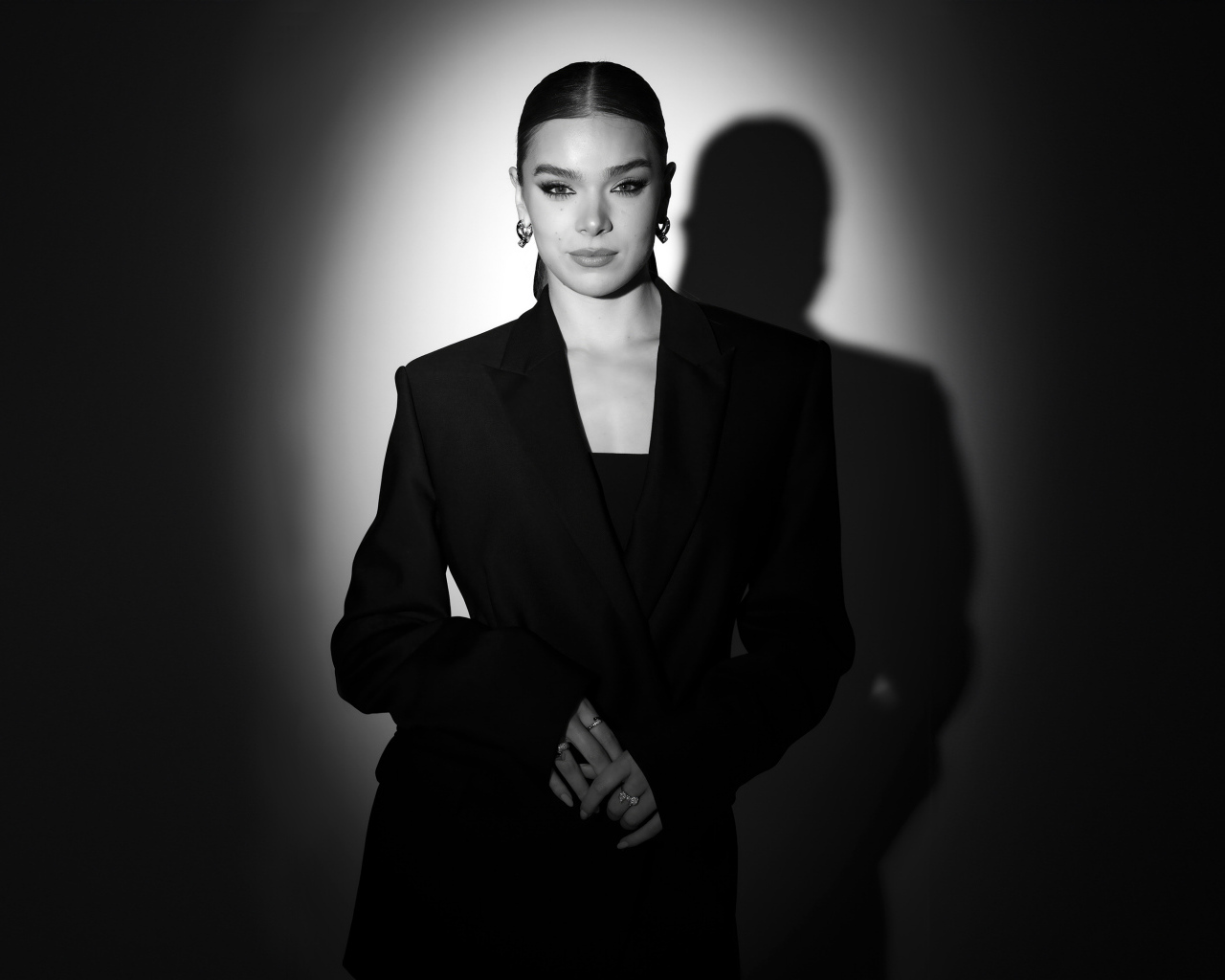 Черно-белое фото актрисы Хейли Стейнфилд