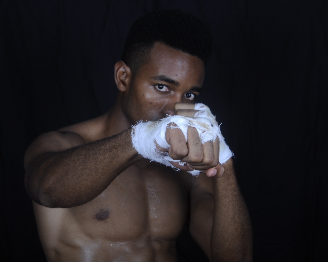 Темнокожий мужчина боксер 