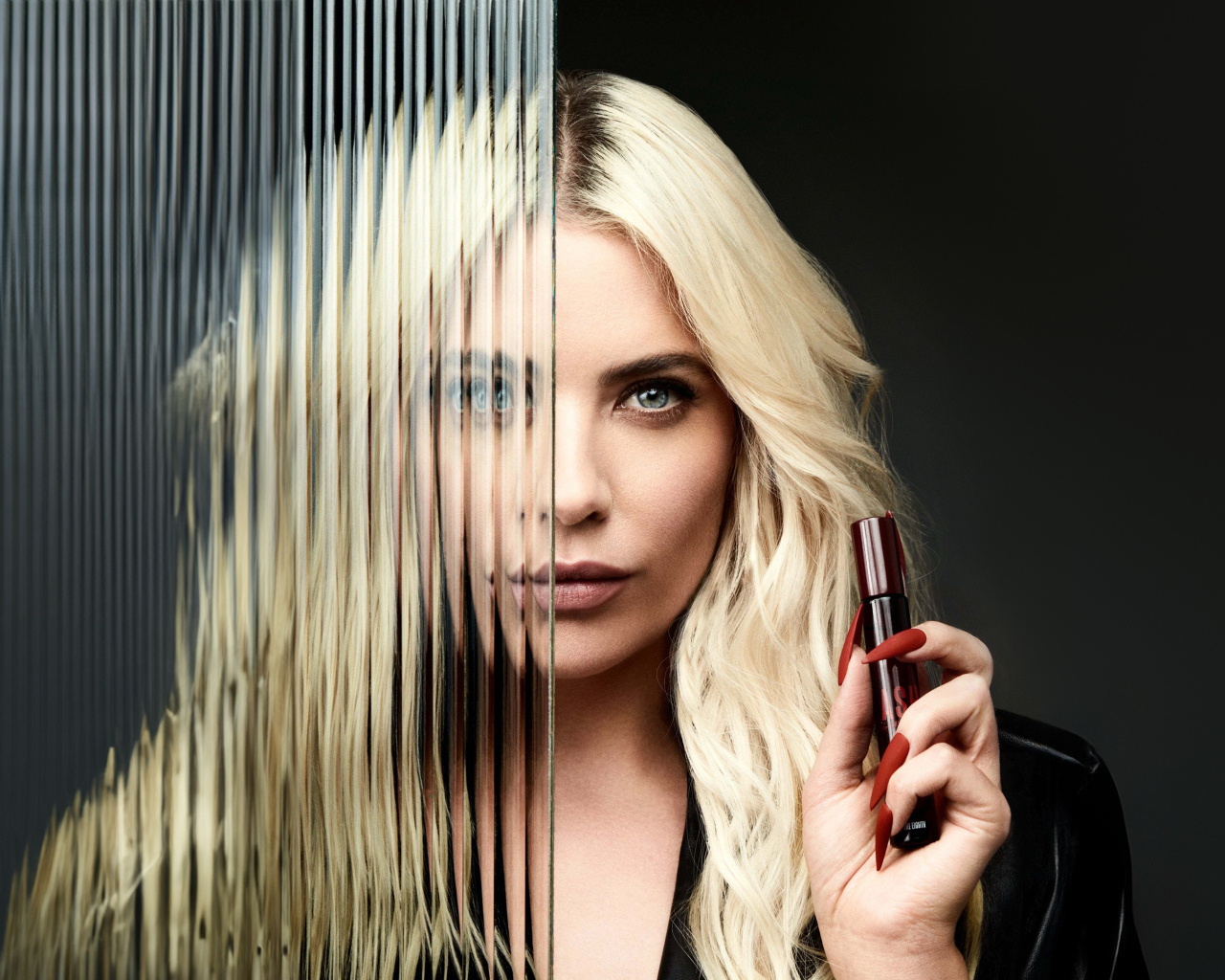 Блондинка Эшли Бенсон стоит за стеклом