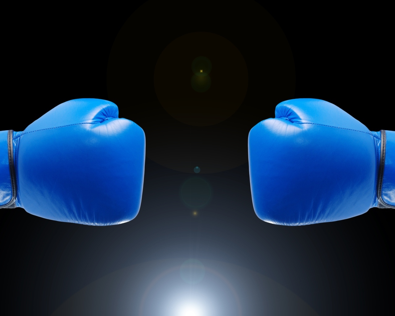 Синие боксерские перчатки на черном фоне
