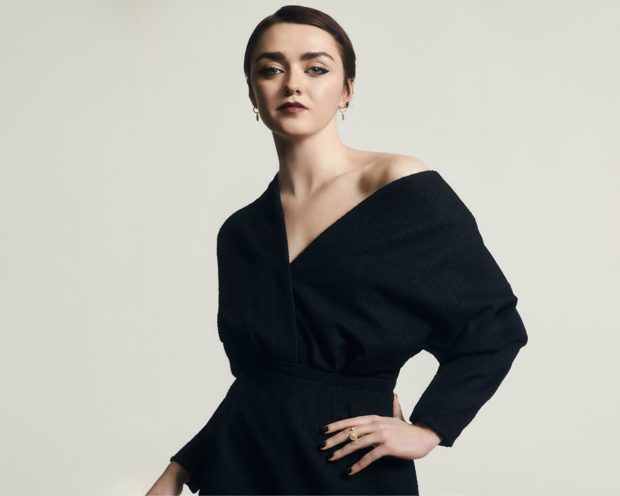 Яркая актриса Мэйси Уильямс в черном платье