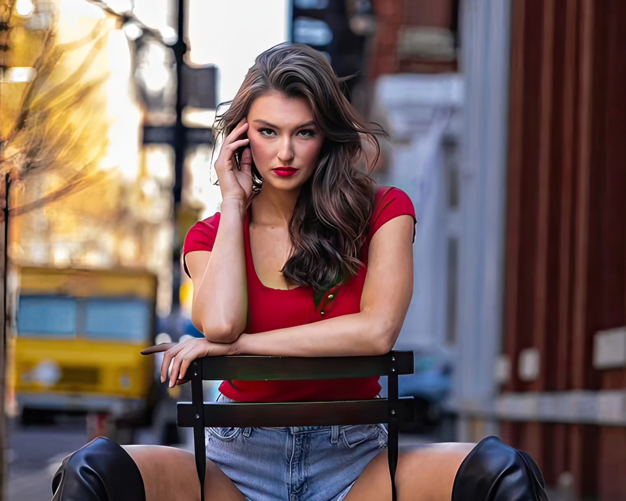 Яркая девушка Рейчел Пиццолато сидит на стуле