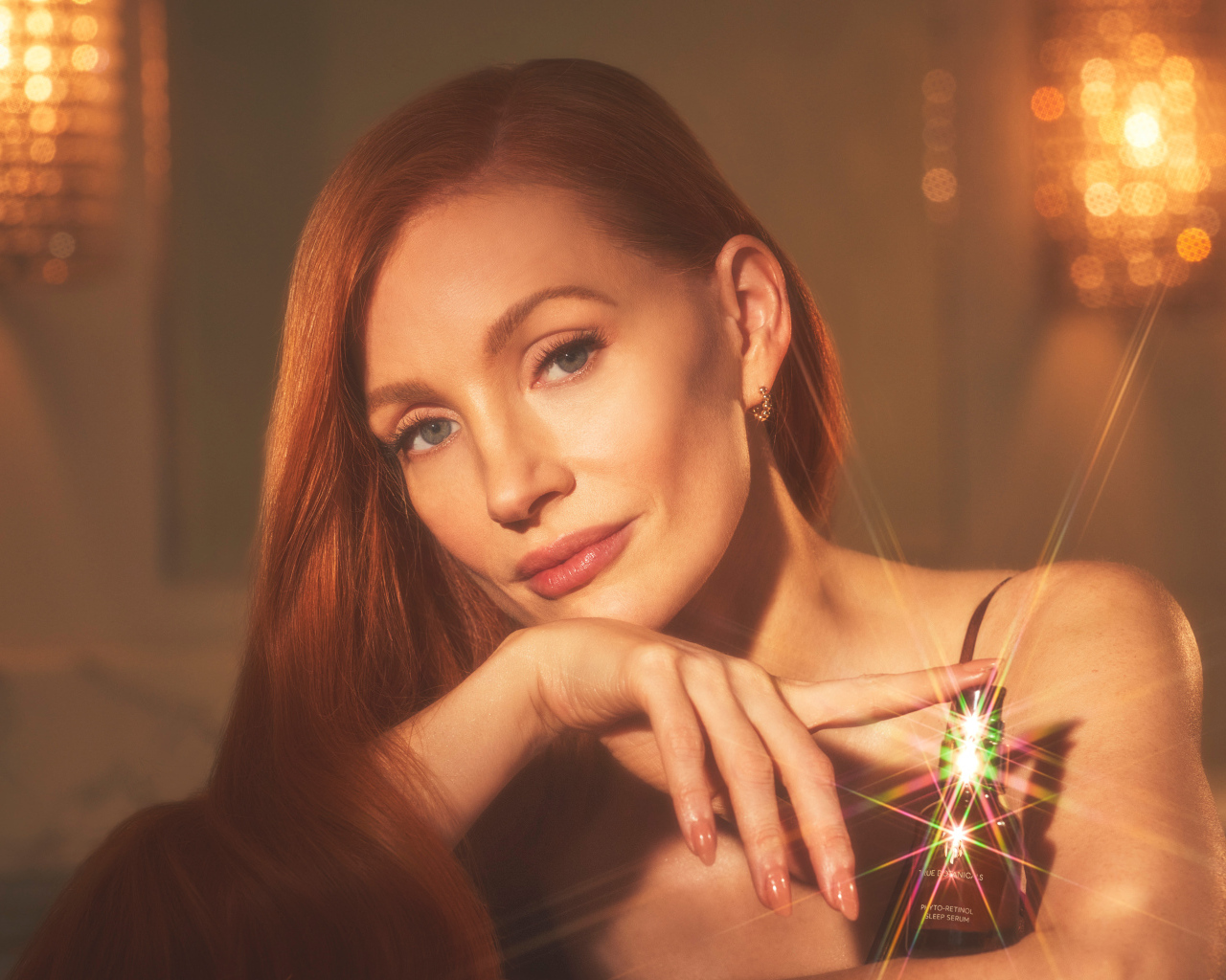 Яркая рыжеволосая девушка актриса Джессика Честейн