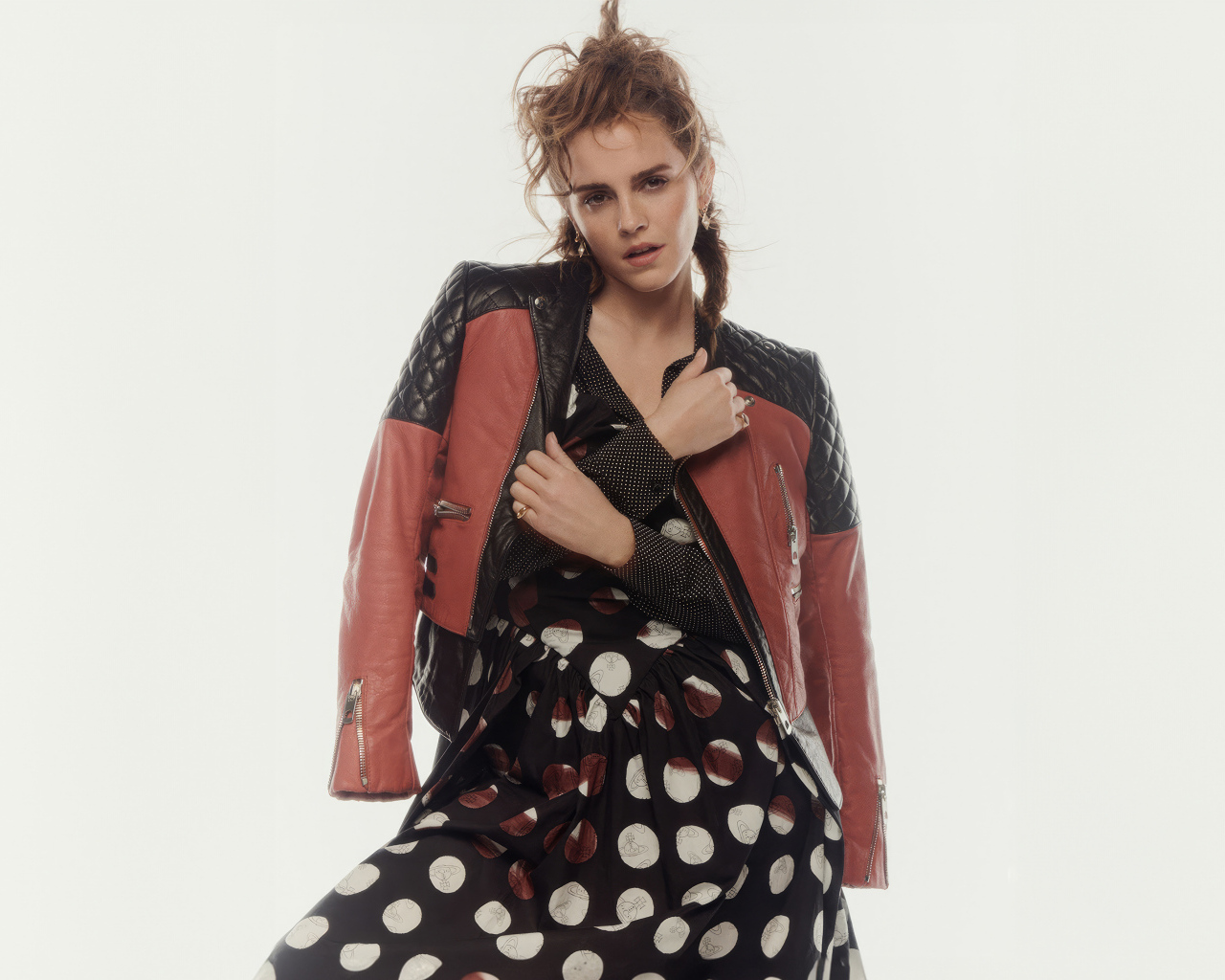 Британская актриса Эмма Уотсон на сером фоне