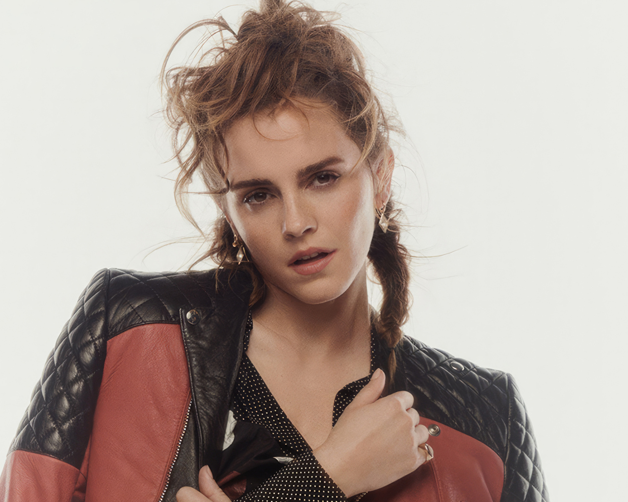 Кареглазая актриса Эмма Уотсон в куртке