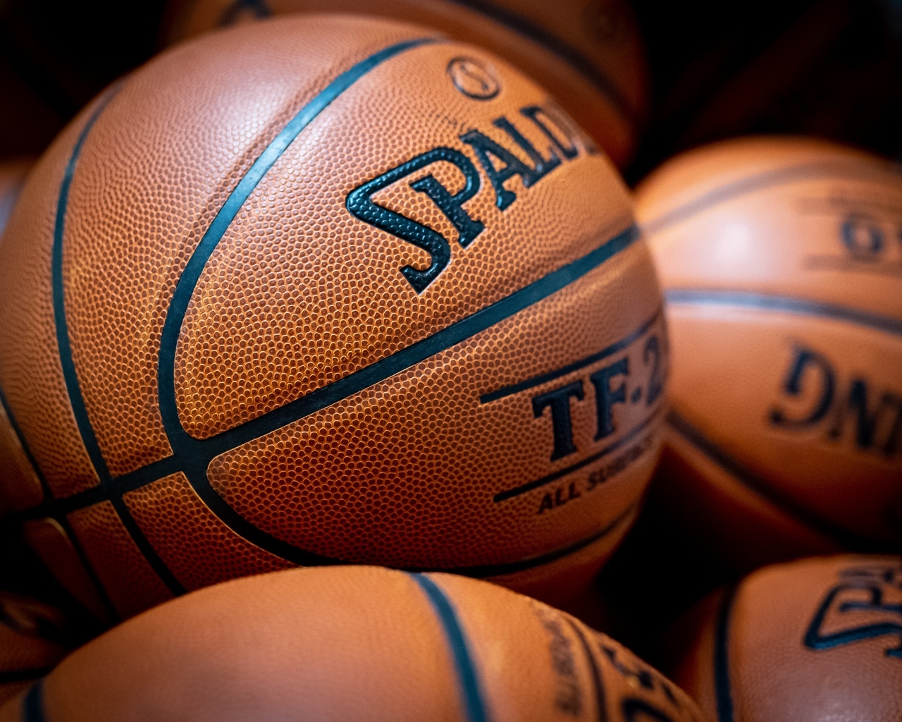 Коричневые кожаные баскетбольные мячи крупным планом