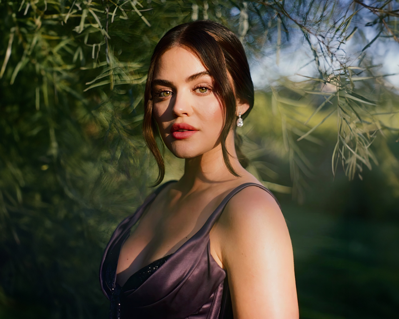 Брюнетка Люси Хейл в лучах солнца