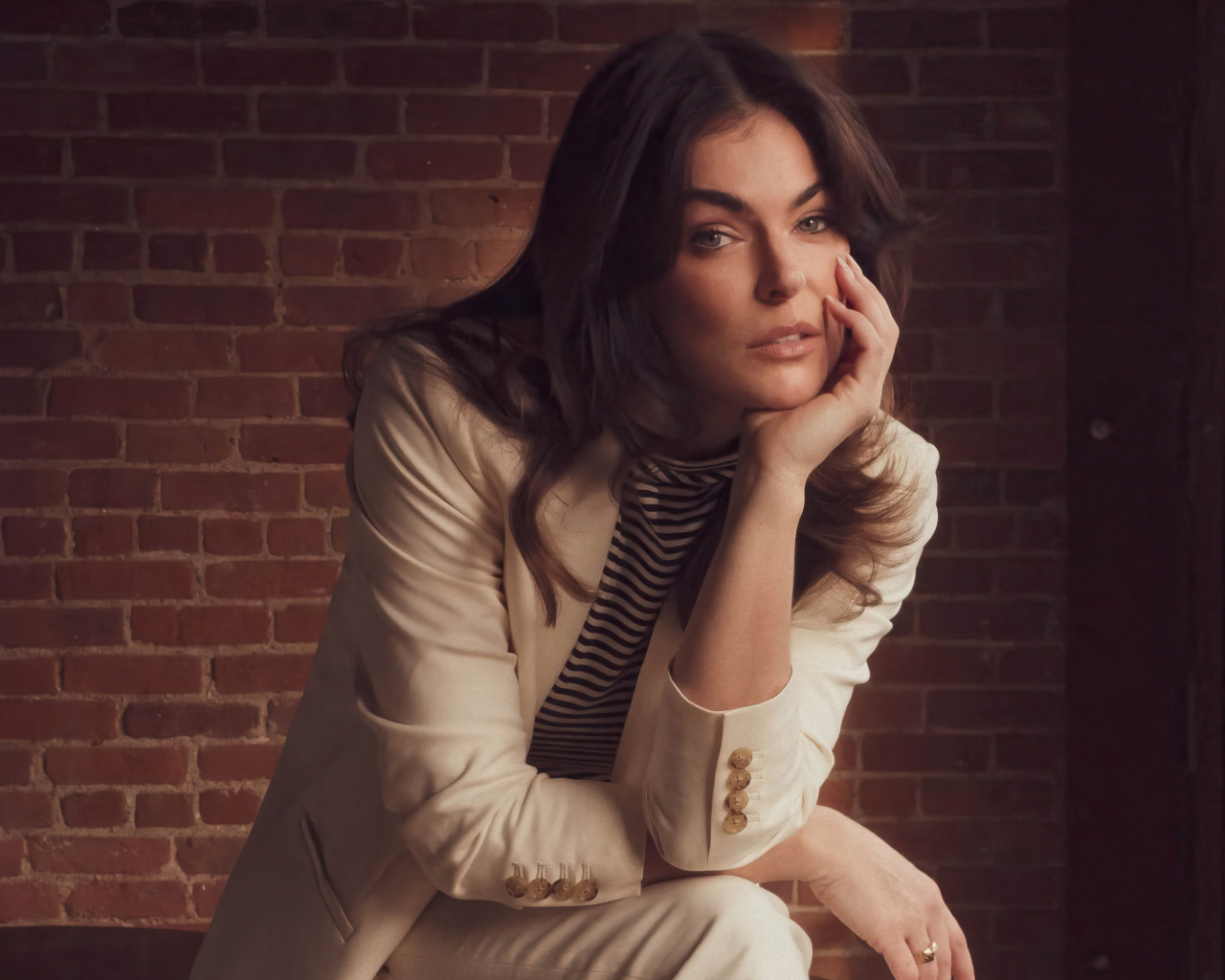 Канадская актриса Серинда Суон в белом костюме