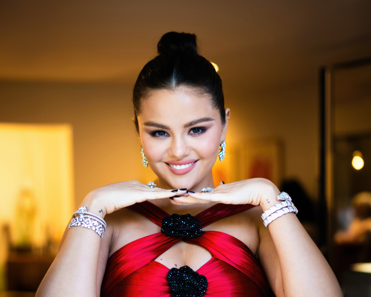 Очаровательная улыбка молодой девушки Селены Гомес