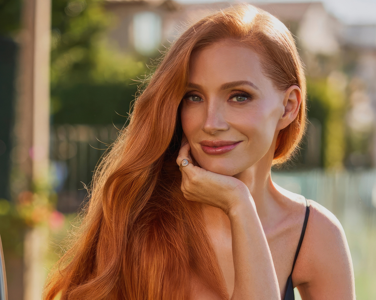 Милая голубоглазая рыжеволосая девушка актриса Джессика Честейн