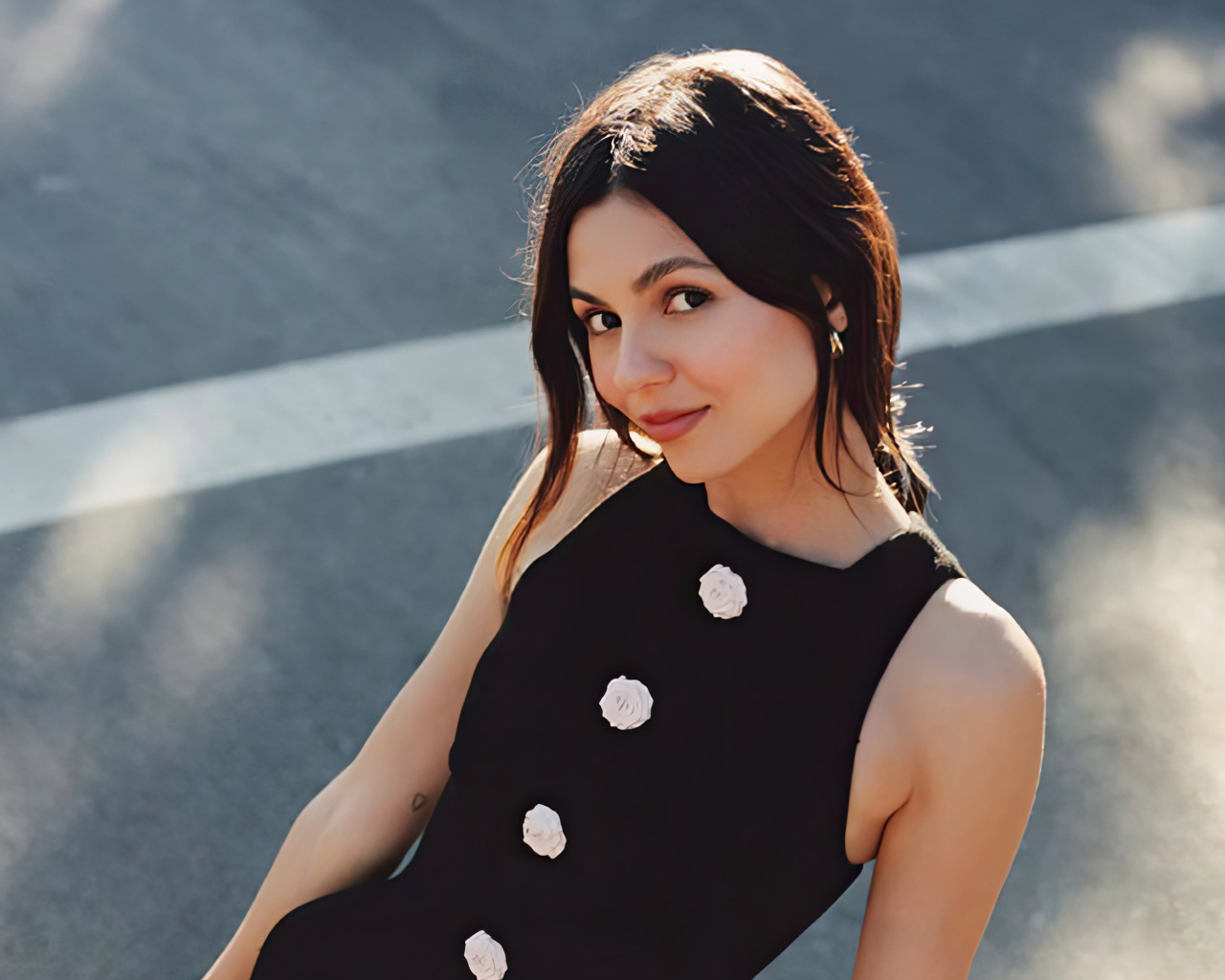 Милая кареглазая брюнетка актриса Виктория Джастис