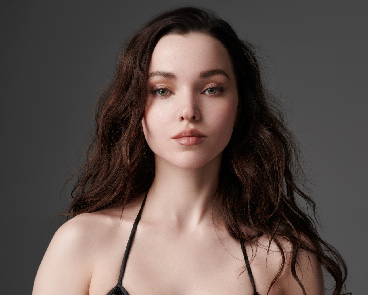 Милое лицо девушки Дав Кэмерон на сером фоне