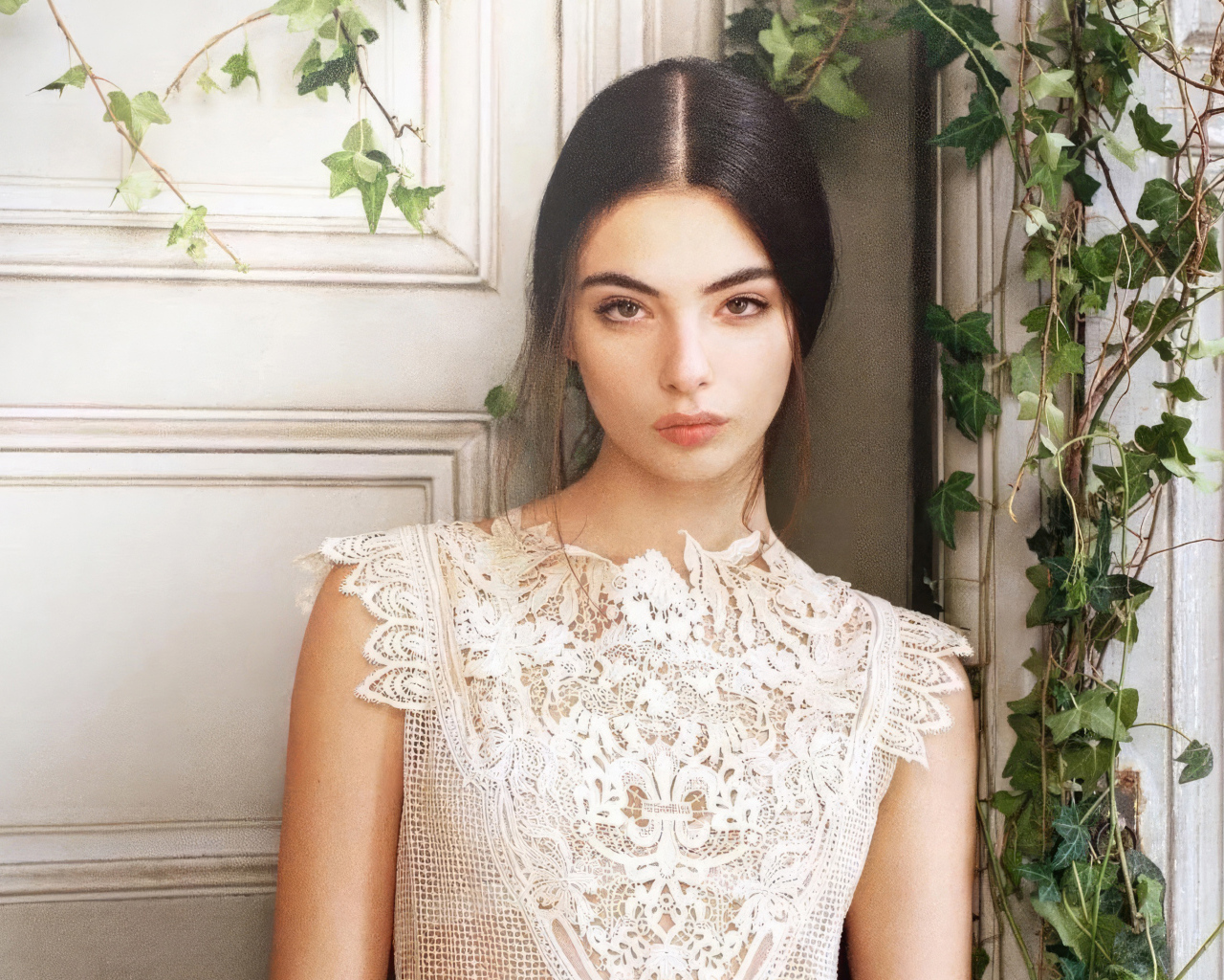 Милая девушка Дева Кассель стоит у стены