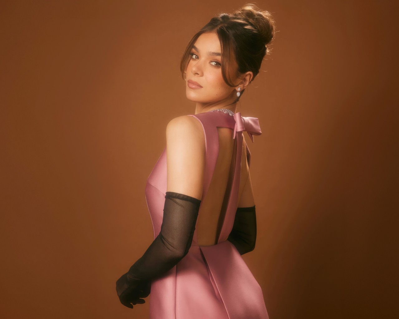 Милая девушка актриса Хейли Стейнфилд в розовом платье