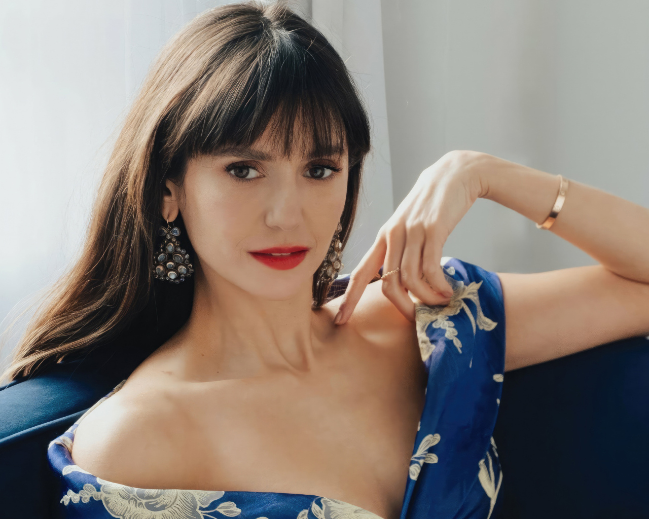 Милая девушка актриса Нина Добрев на диване