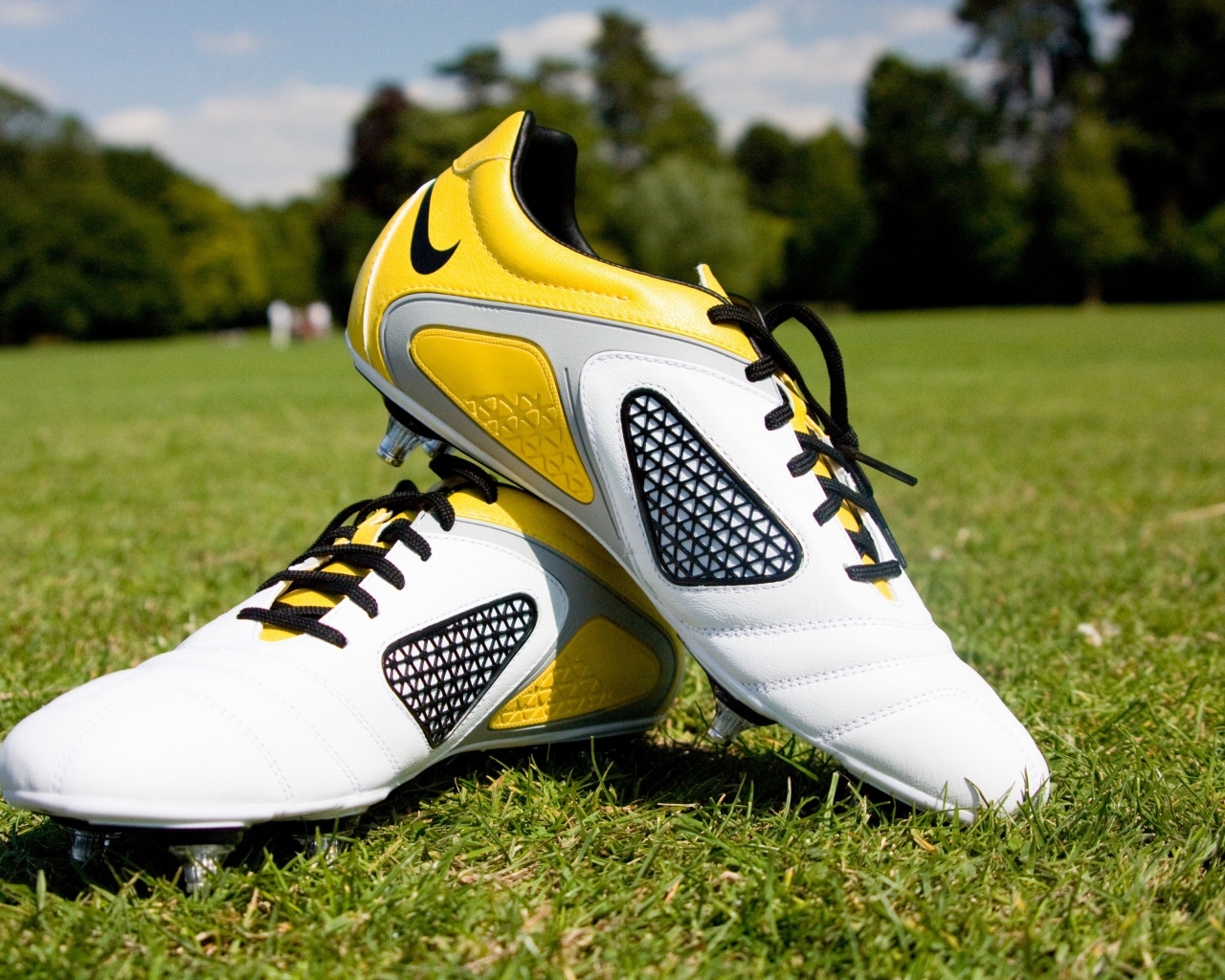 Футбольные бутсы на зеленой траве