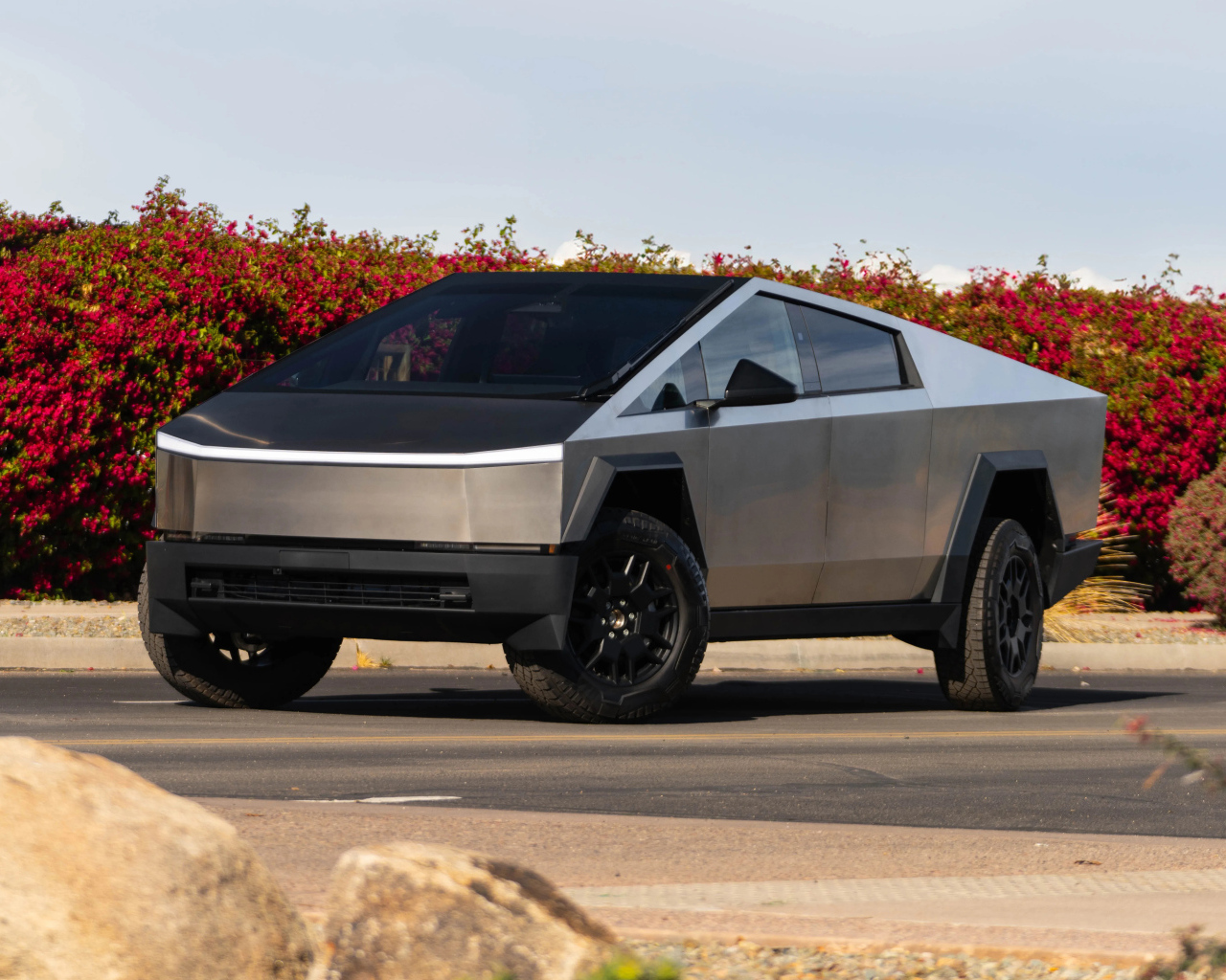 Футуристический серебристый автомобиль Tesla Cybertruck 2024  года