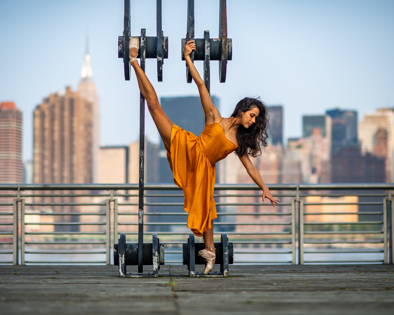 Девушка балерина на фоне города