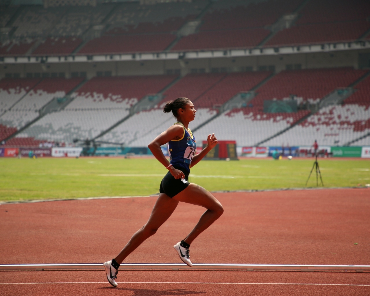 Девушка бегун на стадионе