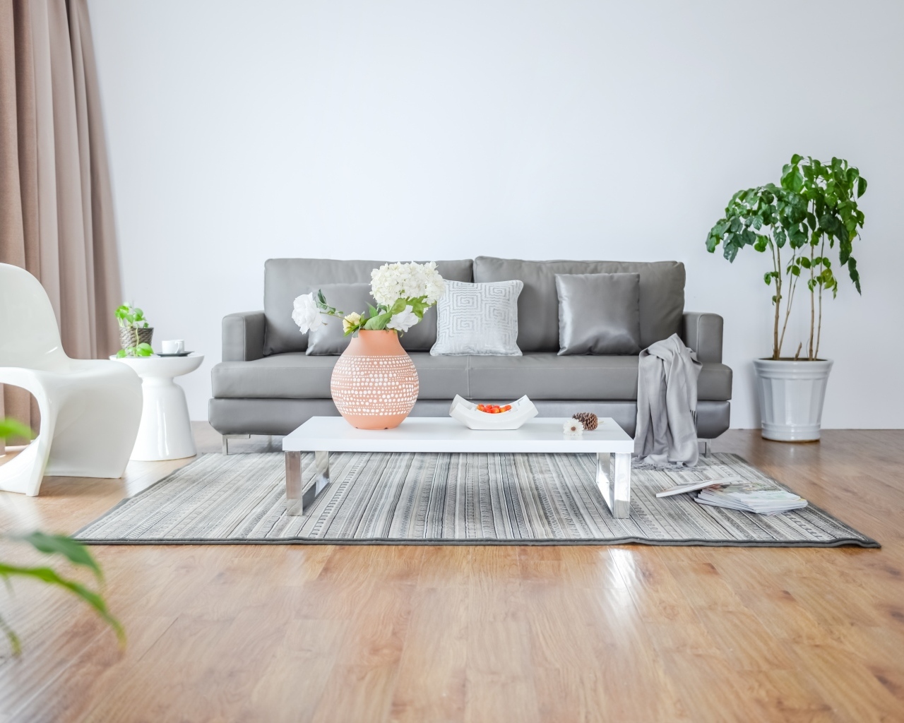 Серый диван в комнате в стиле минимализм